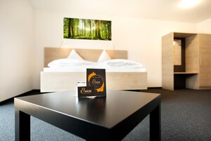 Quarto casal luxo, 1 cama King | Escrivaninha, espaço de trabalho para notebook, cortinas blackout