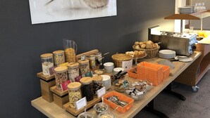 Ein reichhaltiges Buffet mit verschiedenen Speisen und Beilagen.
