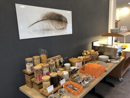 Café da manhã com buffet grátis todos os dias