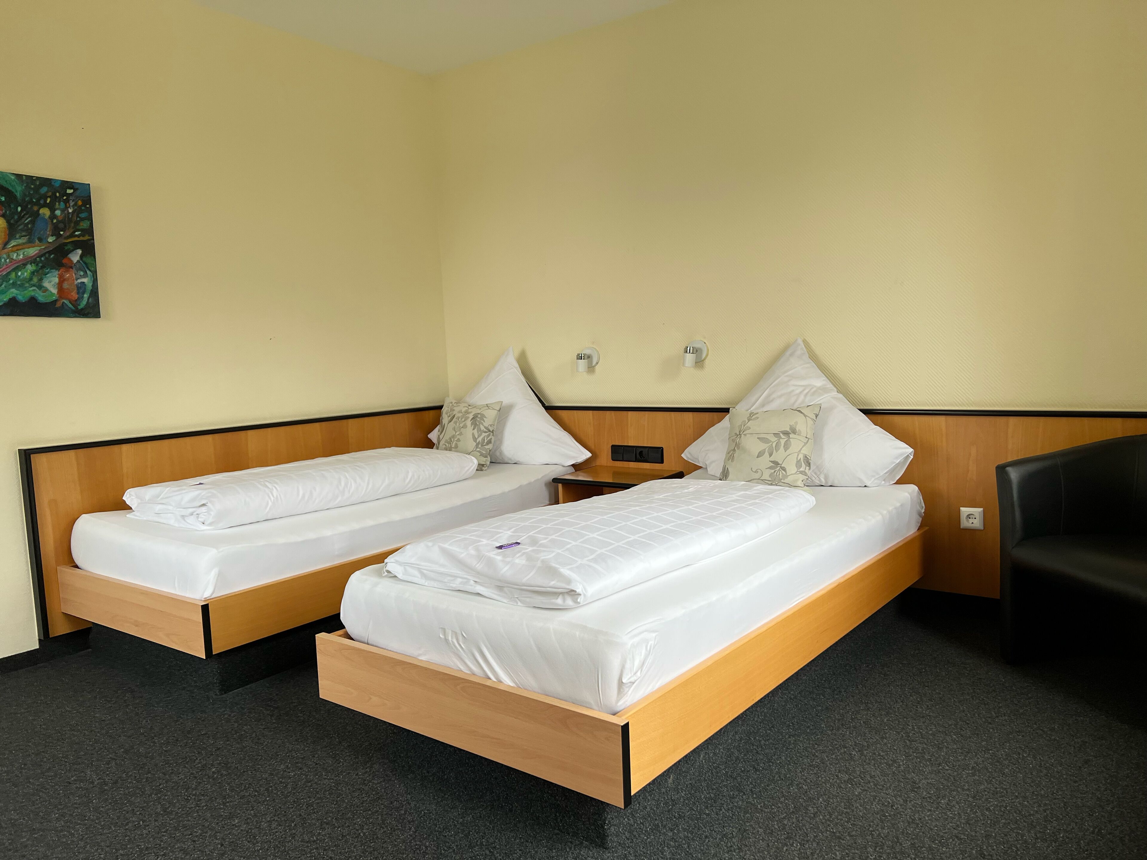 Dobbeltrom – classic, 2 enkeltsenger | Skrivebord, skrivebord for bærbar PC og blendingsgardiner