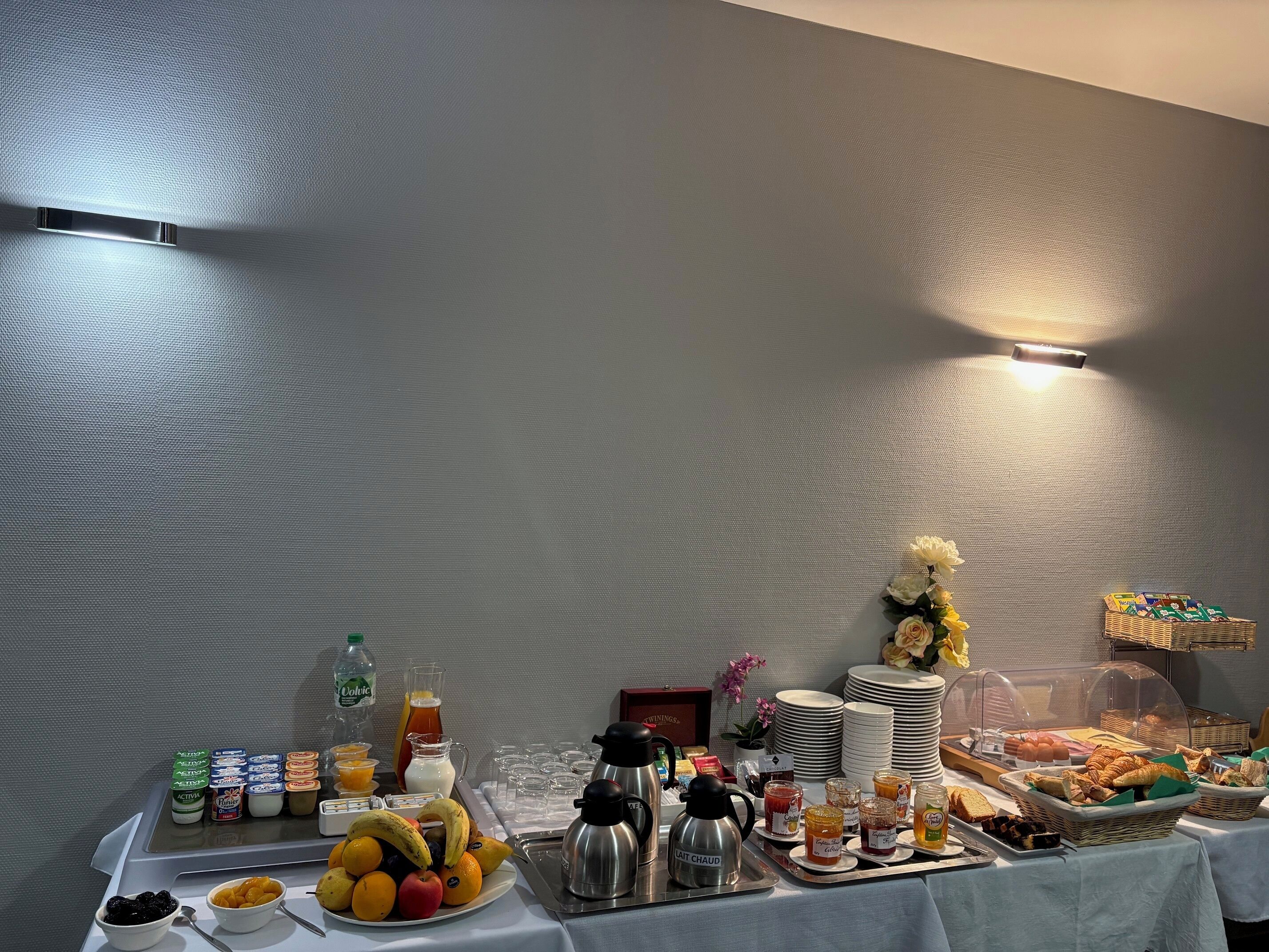 بوفيه فطور يوميًا بتكلفة قدرها (9.50 EUR للشخص)