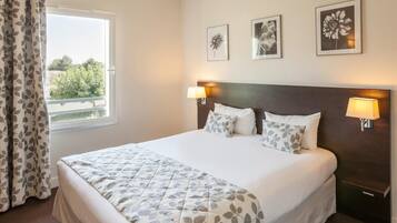 Hochwertige Bettwaren, laptopgeeigneter Arbeitsplatz