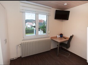 Quarto solteiro econômico, banheiro compartilhado | Vista do quarto