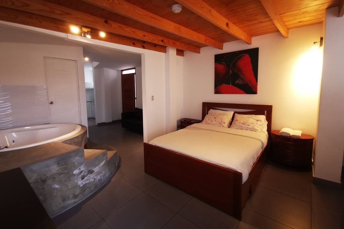 Ropa de cama hipoalergénica y caja de seguridad en la habitación