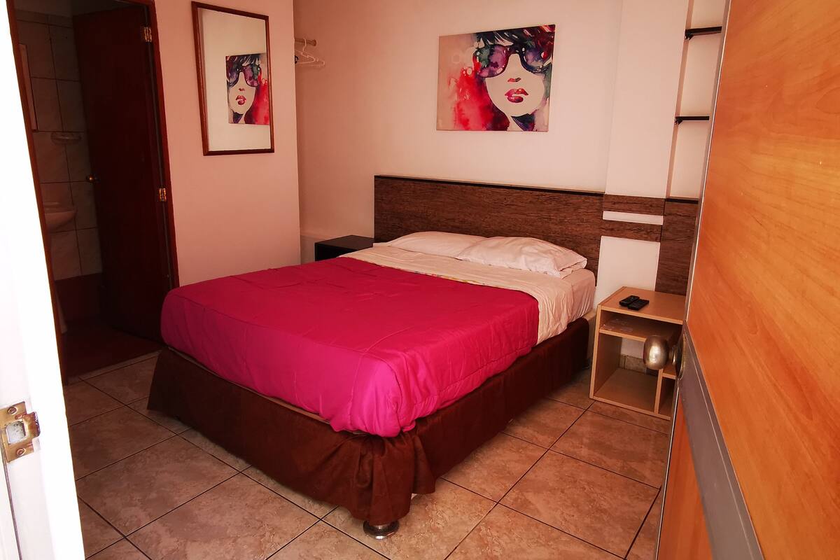 Ropa de cama hipoalergénica y caja de seguridad en la habitación