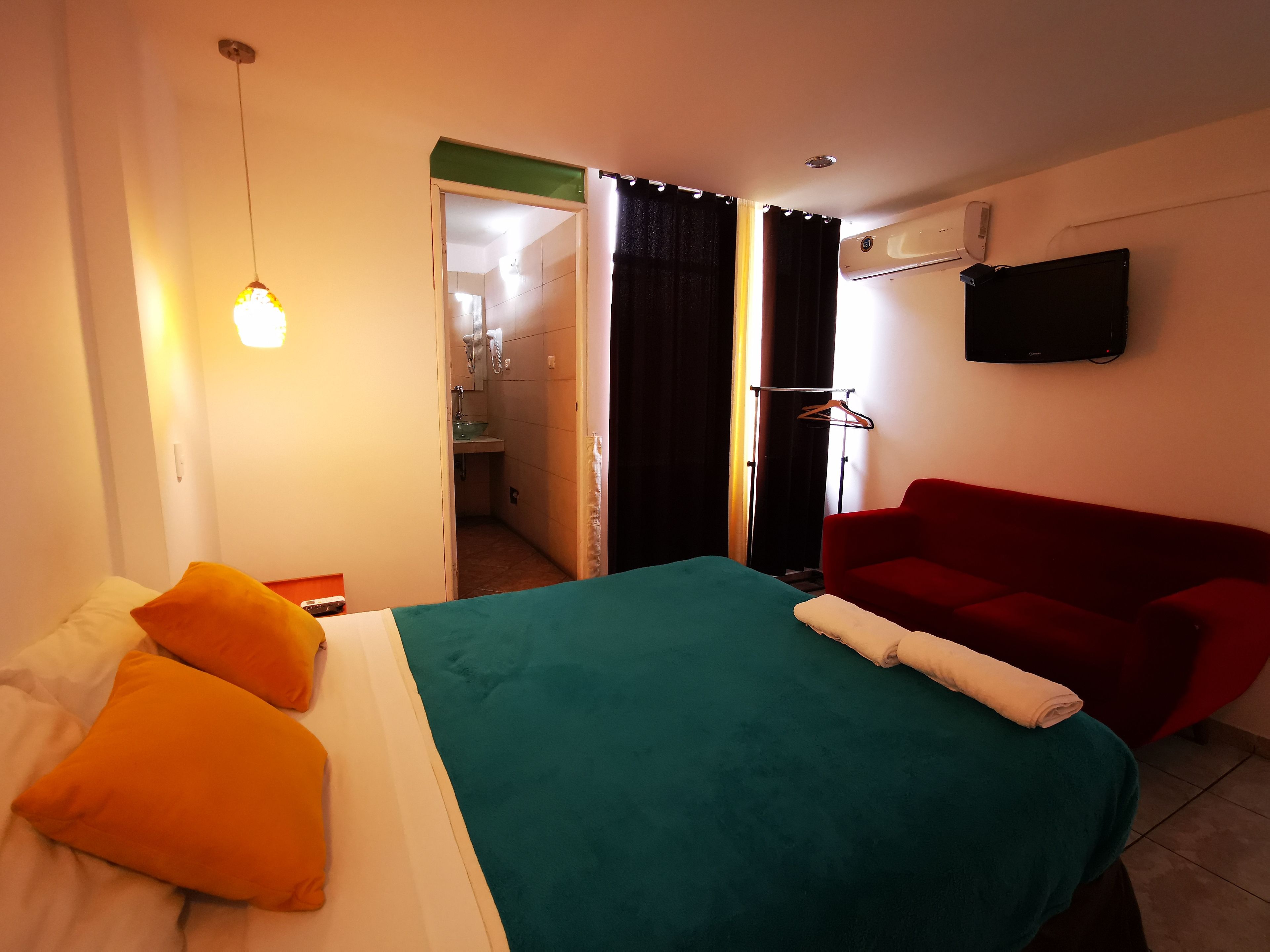 Habitación doble económica, 1 cama matrimonial | Ropa de cama hipoalergénica y caja de seguridad en la habitación 