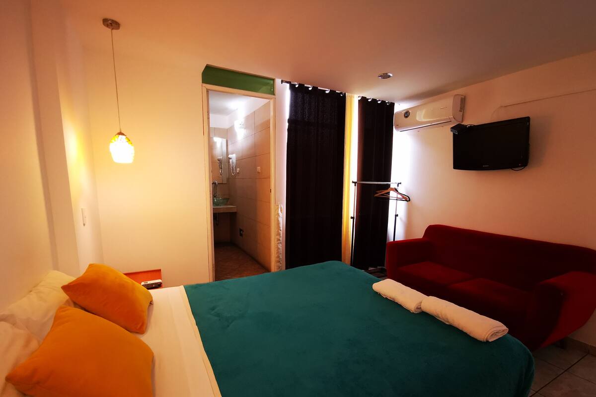 Ropa de cama hipoalergénica y caja de seguridad en la habitación