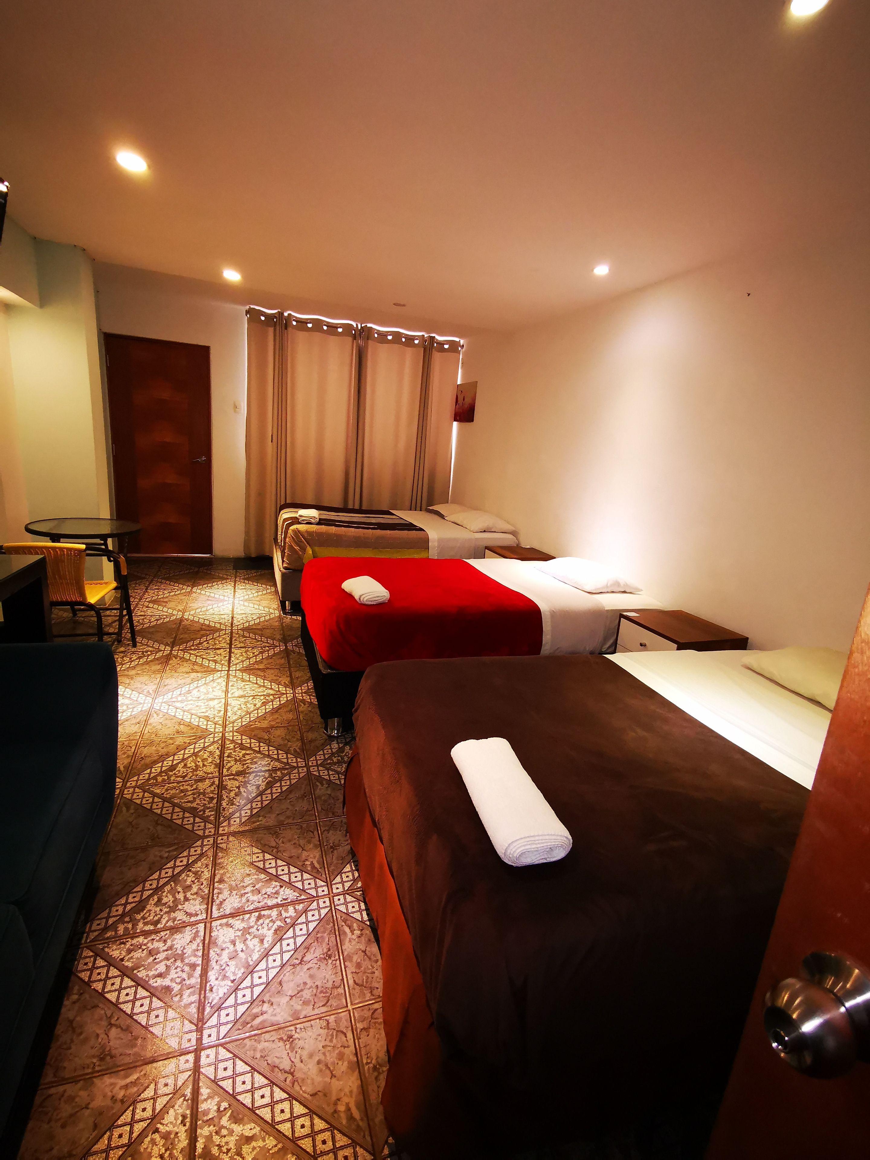 Habitación cuádruple, varias camas | Ropa de cama hipoalergénica y caja de seguridad en la habitación 