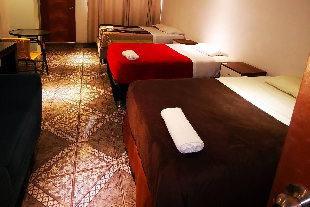 Ropa de cama hipoalergénica y caja de seguridad en la habitación
