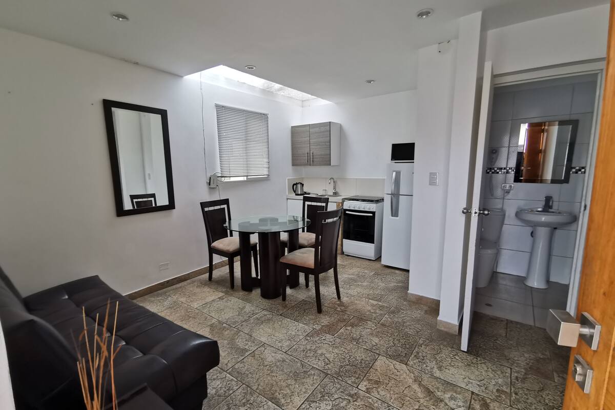 Ropa de cama hipoalergénica y caja de seguridad en la habitación