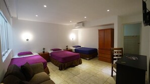 Ropa de cama hipoalergénica y caja de seguridad en la habitación