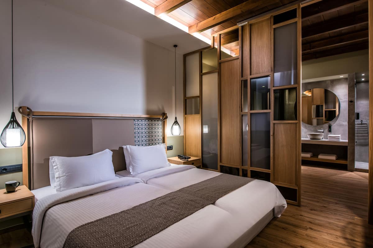 Suite | 1 bedroom, hypo-allergenic bedding, minibar, in-room safe