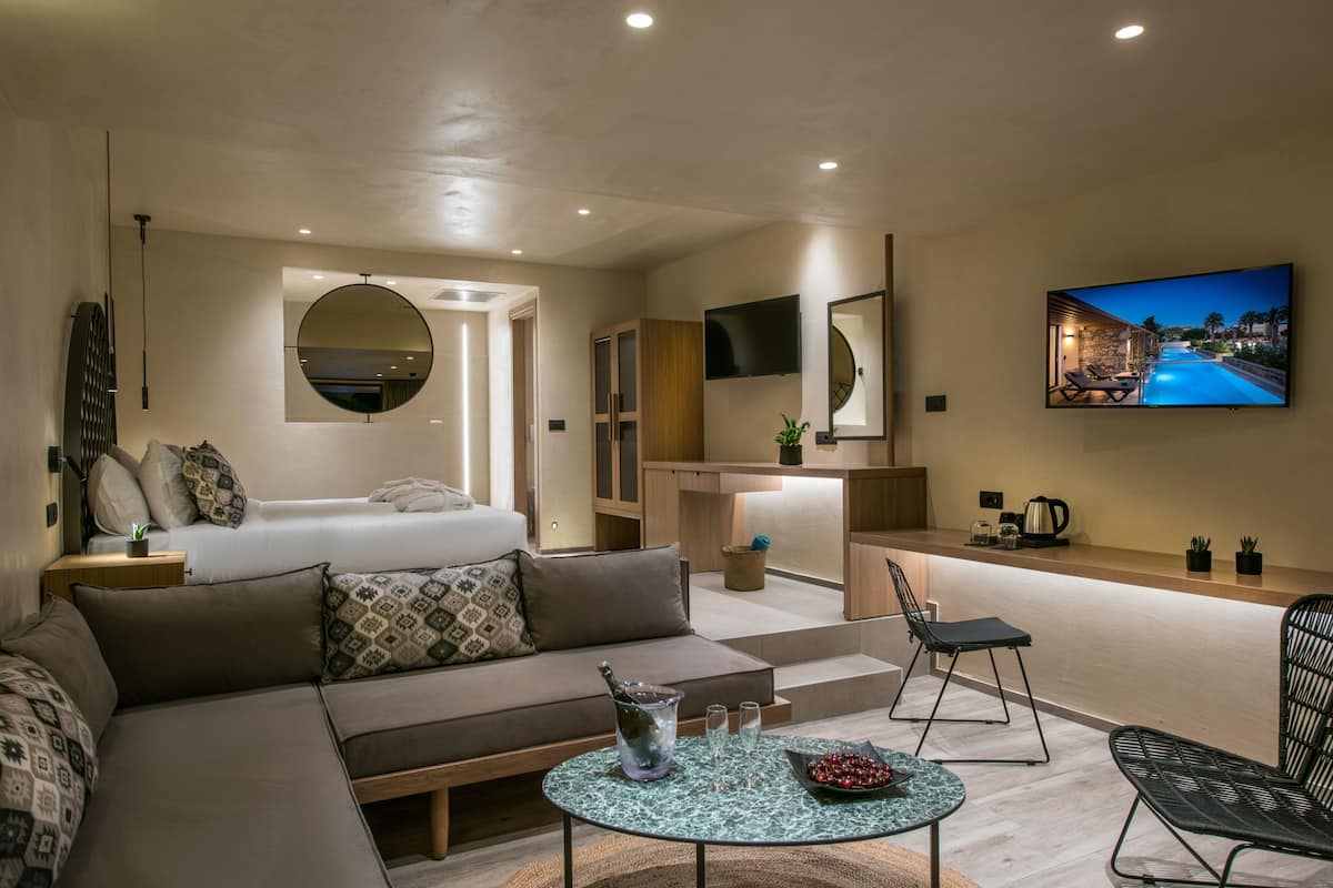 Executive Suite (Sharing Pool) | Living area | Flat-screen TV