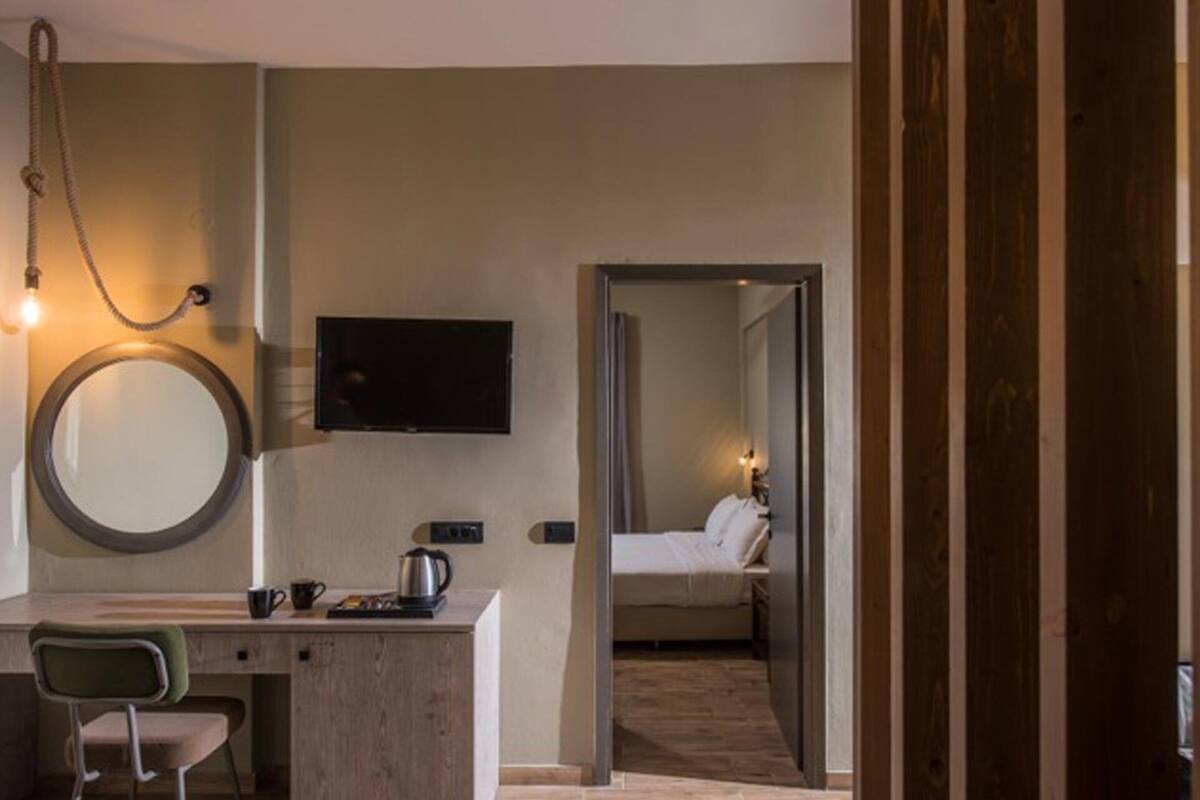 Une chambre d’hôtel équipée d’un bureau, d’une chaise et d’un lit.