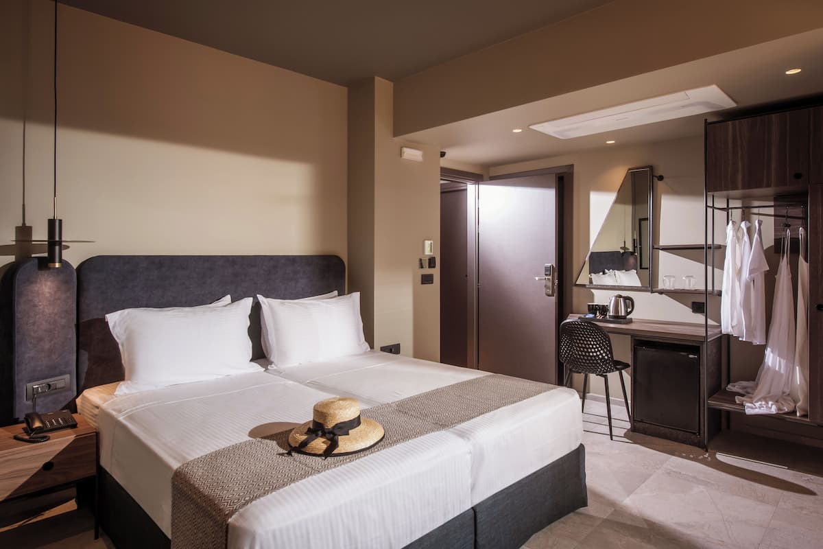 1 bedroom, hypo-allergenic bedding, minibar, in-room safe