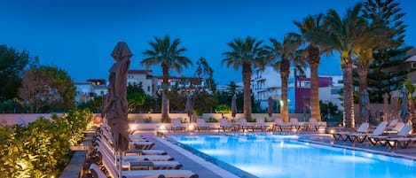 2 piscines extérieures, parasols de plage, chaises longues