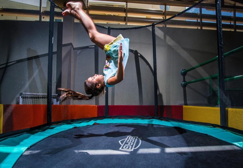 Una persona realiza un salto acrobático en un trampolín.
