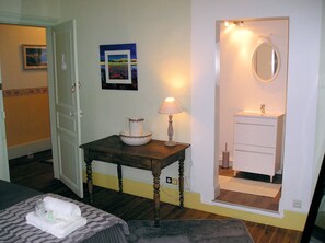 Memory-foam beds, individually decorated, individually furnished, desk - Aux Chambres du Roy (Roye)