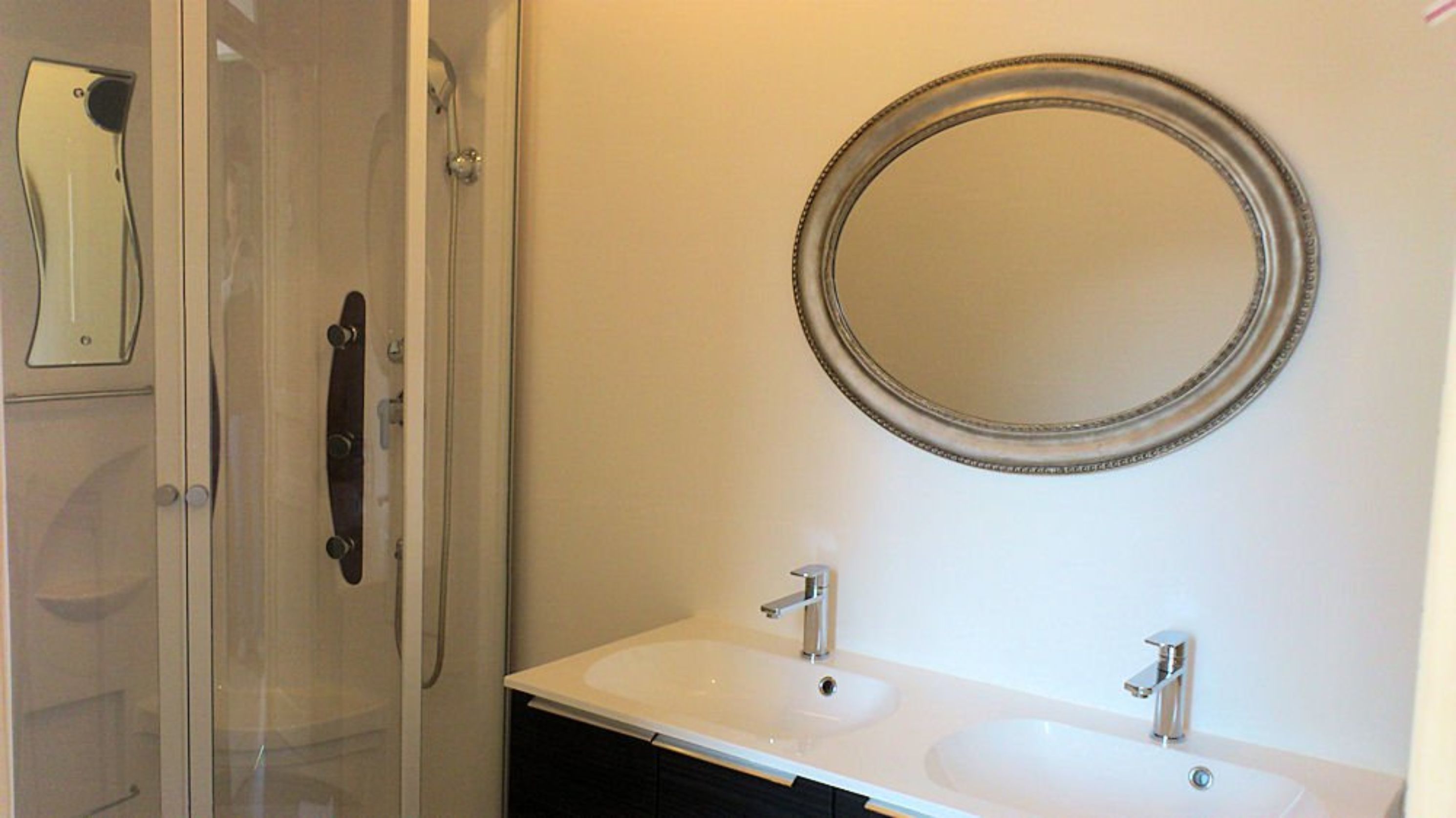 Quarto casal (La Belle Ile) | Pia do banheiro