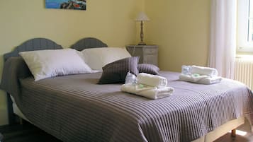 Habitación doble (La Belle Ile) | Camas con efecto memoria, decoración personalizada y muebles diferentes