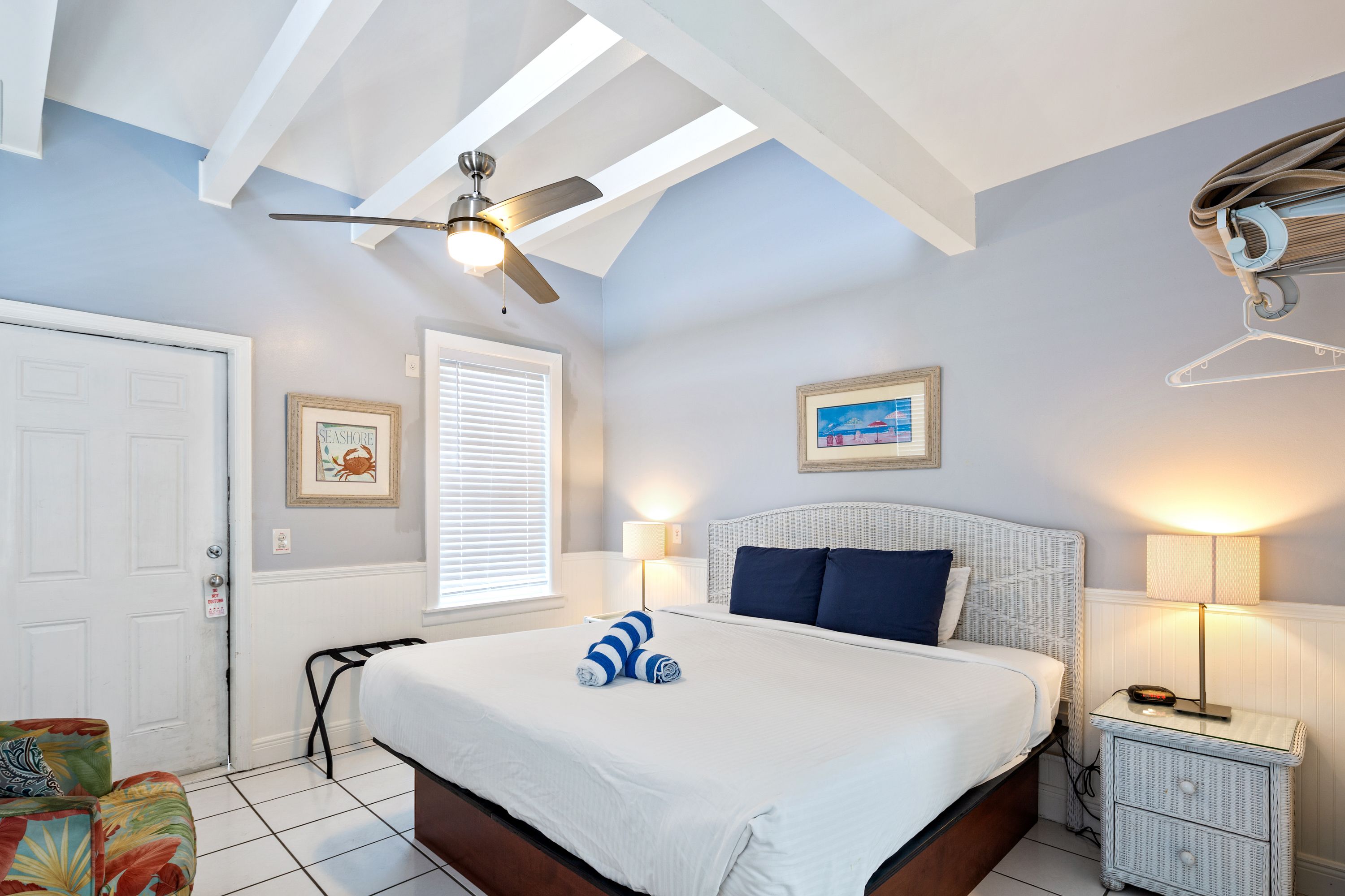 Coconut King | Yksilöllisesti sisustettu, yksilöllisesti kalustettu