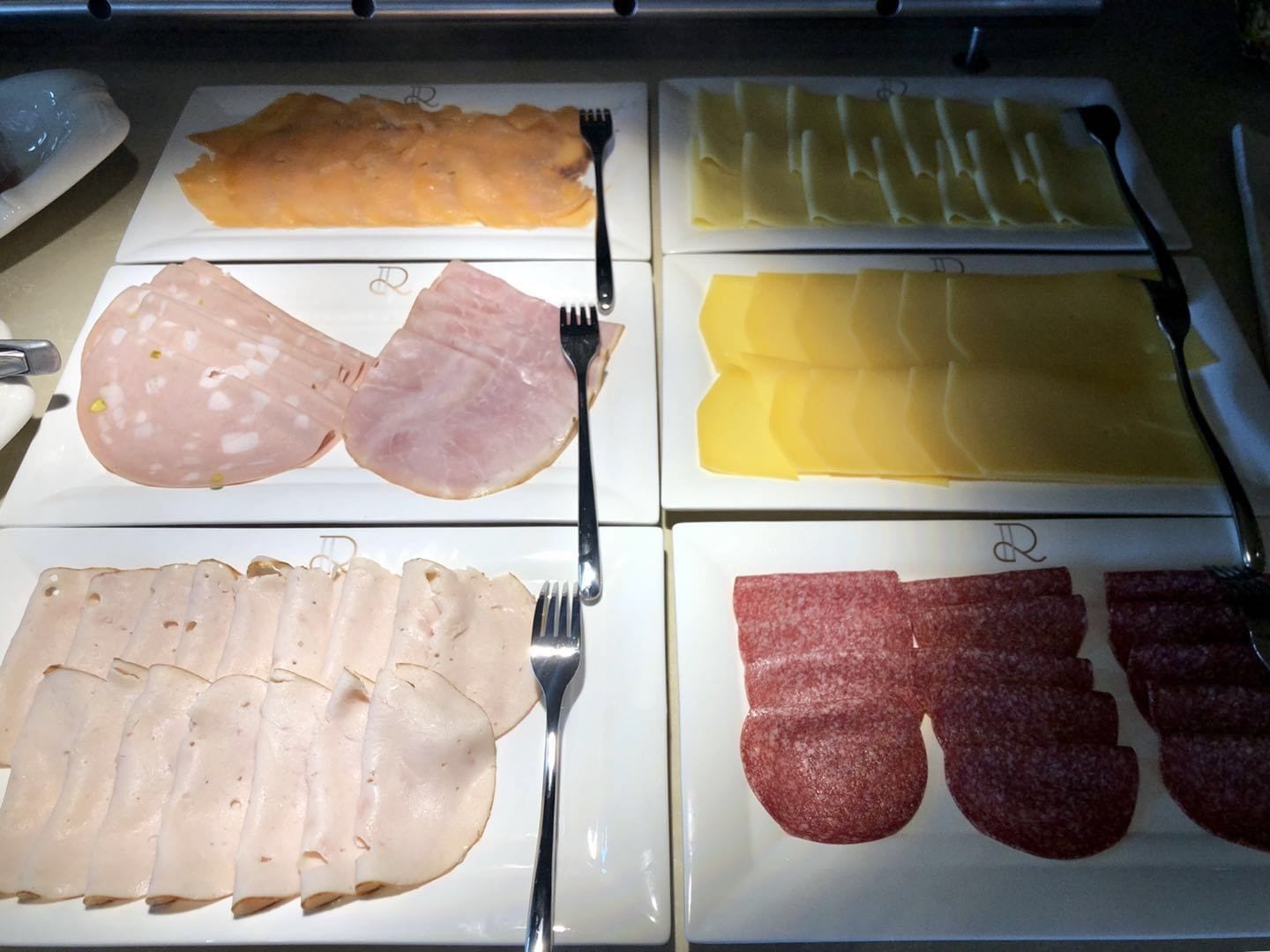 Un buffet proposant une variété de charcuteries et de fromages.