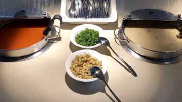 Tres tazones de sopa, un plato de verduras verdes y un tazón de cereal sobre una mesa.