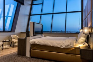 In-room safe, desk, iron/ironing board, free WiFi - Riva Hotel The Hague (The Hague)