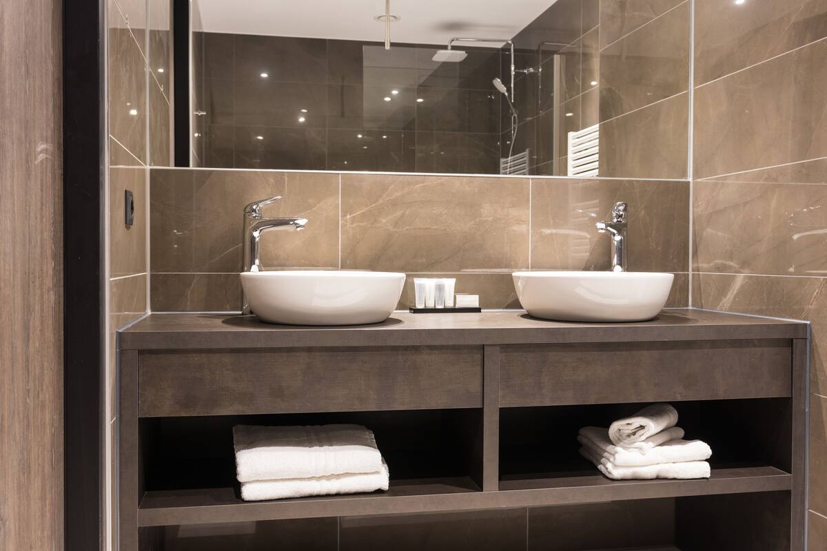 suite | bathroom | free toiletries, hair dryer, towels, soap