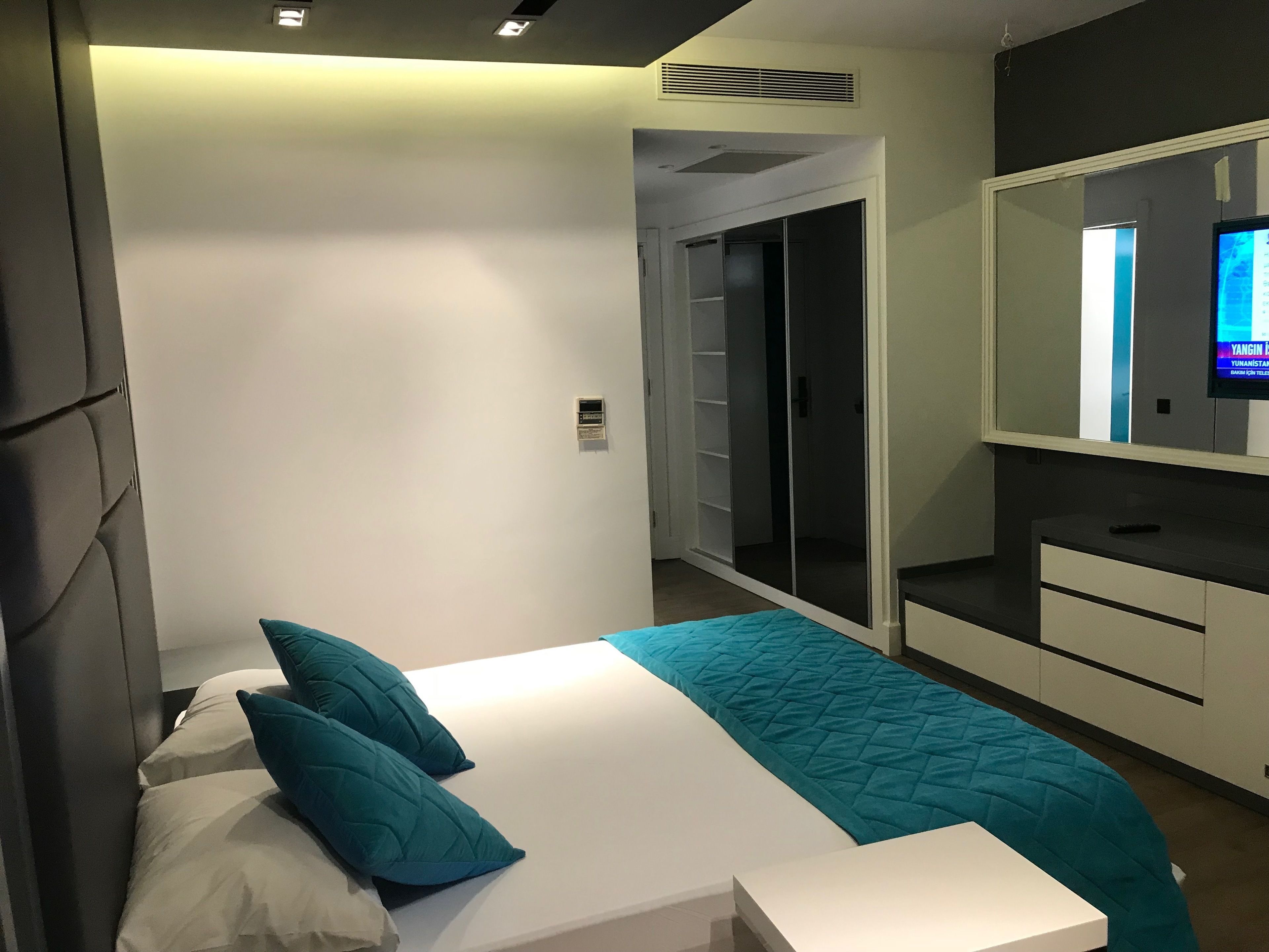 Deluxe Double Room | Minibar, pengeskab på værelset, skrivebord, lydisolering