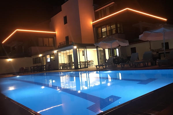 Piscine extérieure, chaises longues