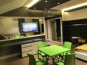 Luxury Quadruple Room | 起居区 | LED 电视