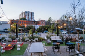 สนามรอบบริเวณ