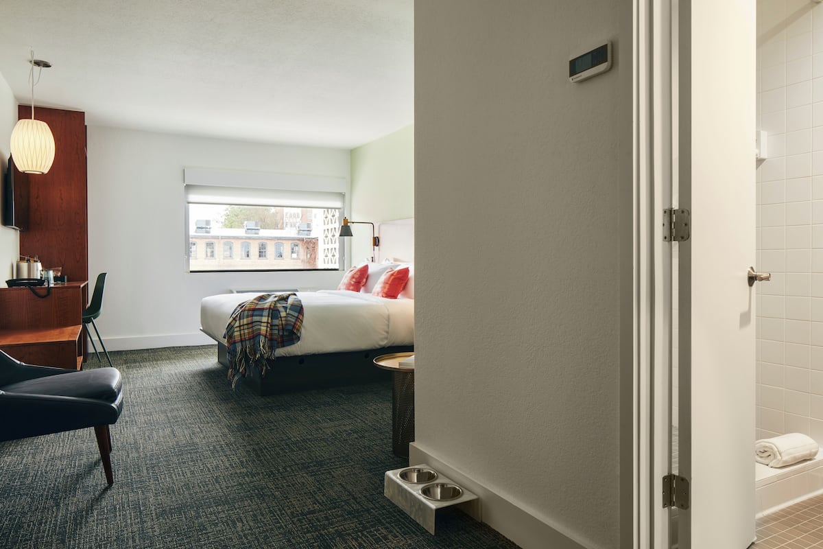 Luxe beddengoed, pillowtop-bedden, een minibar, een kluis op de kamer