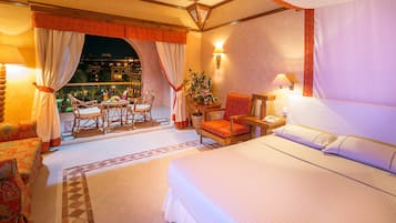 Minibar, coffres-forts dans les chambres, rideaux occultants