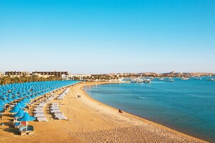 Playa privada en los alrededores, arena blanca