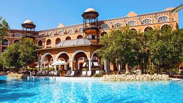 3 udendørs pools, parasoller, liggestole