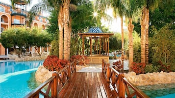 3 piscines extérieures, parasols de plage, chaises longues