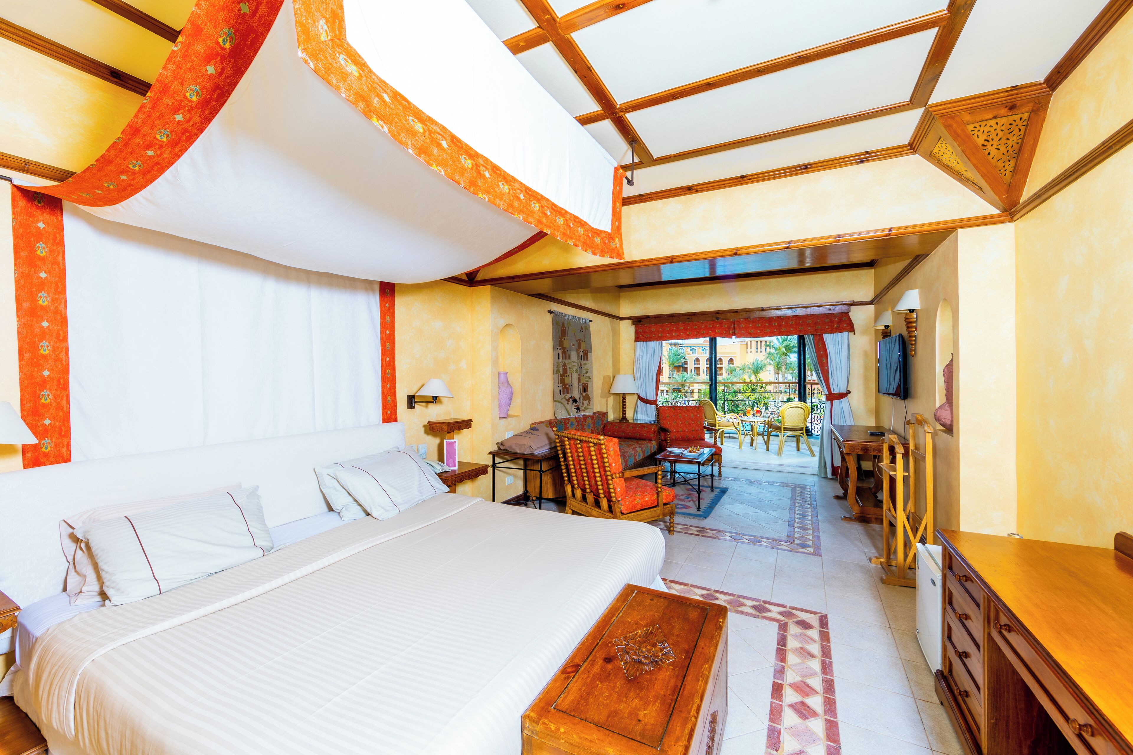 小型套房 | 迷你吧、客房内保险箱、遮光窗帘、床单