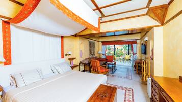 Junior-suite | Minibar, pengeskab på værelset, mørklægningsgardiner, sengetøj