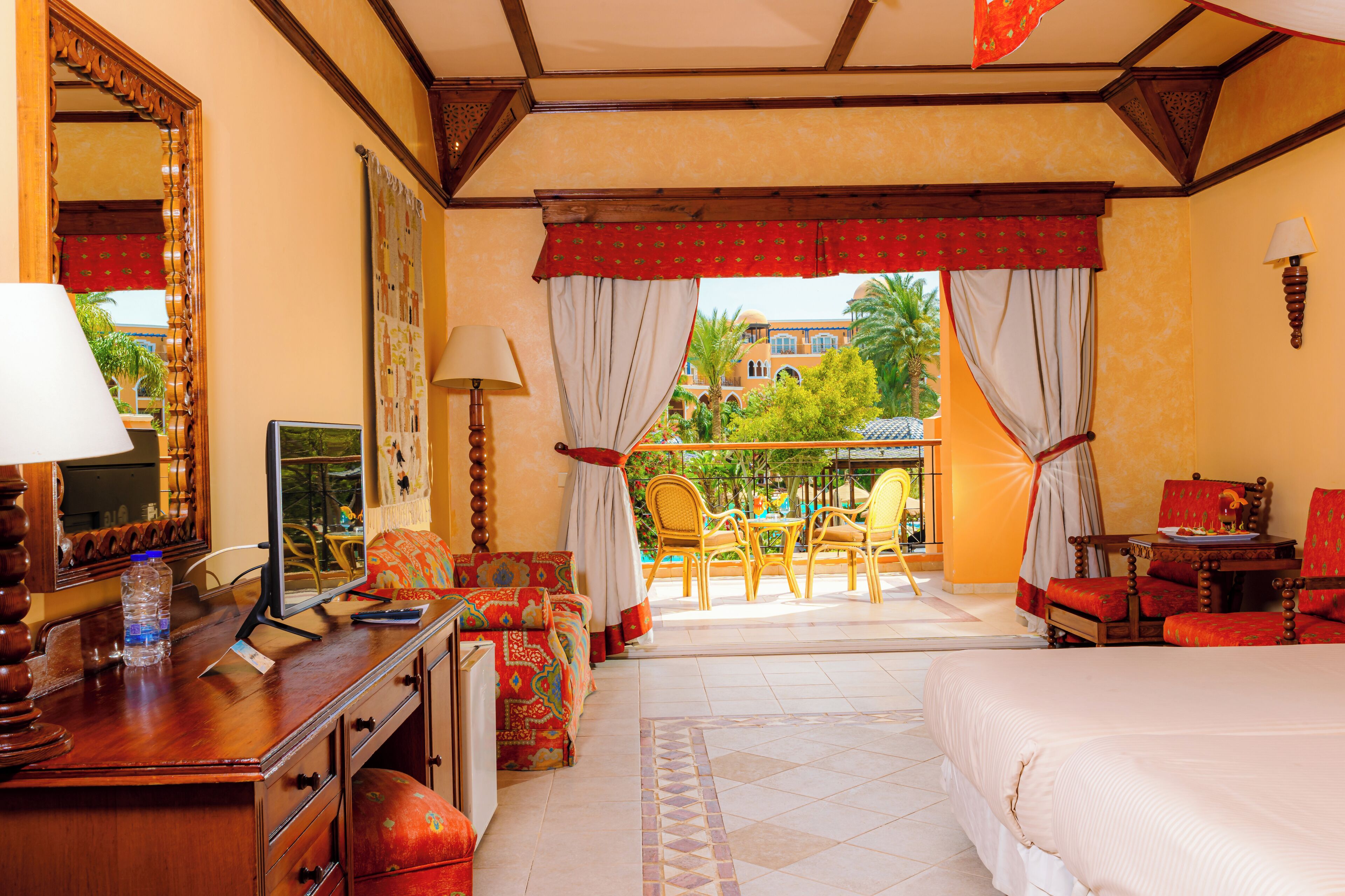 Chambre Deluxe | Minibar, coffres-forts dans les chambres, rideaux occultants