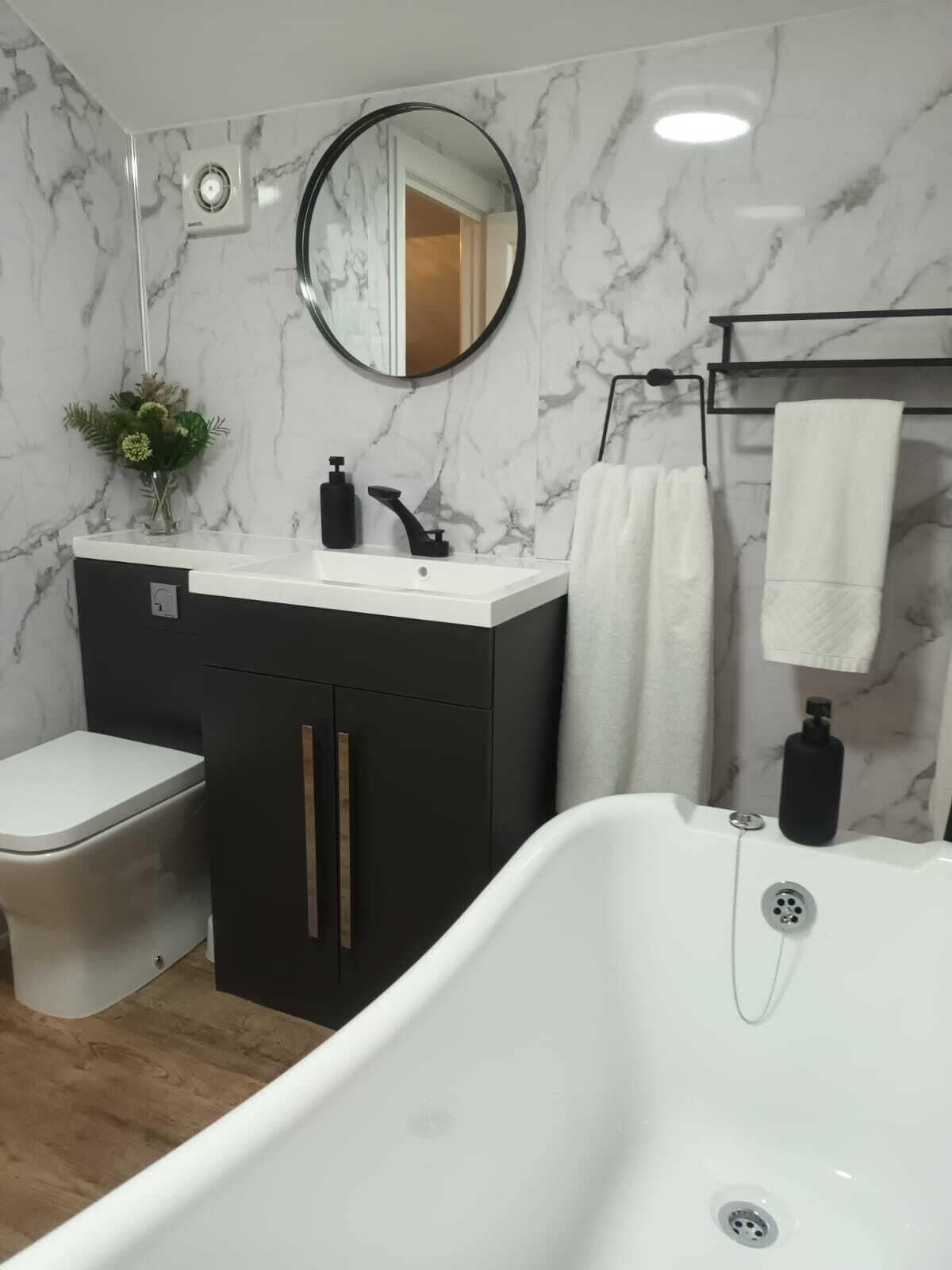 Basic Room, 1 Queen Bed | Bathroom | Shower, towels