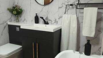 Basic Room, 1 Queen Bed | Bathroom | Shower, towels