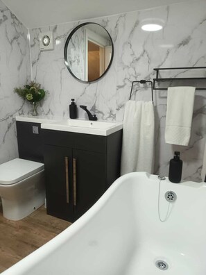 Kamar Basic, 1 Tempat Tidur Queen | Kamar mandi | Shower dan handuk