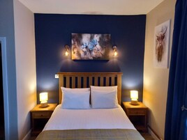 Kamar Double | Meja kerja, ruang kerja ramah laptop, Wi-Fi gratis, dan seprai linen