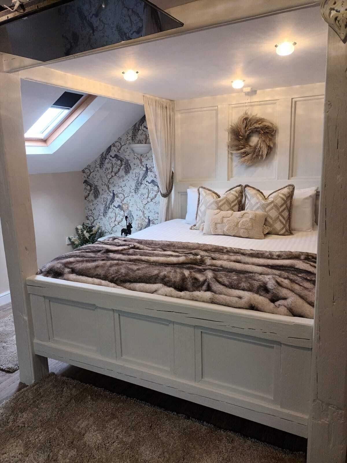 Basic Room, 1 Queen Bed | Desk, laptop workspace, free WiFi, bed sheets