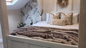 Basic Room, 1 Queen Bed | Desk, laptop workspace, free WiFi, bed sheets