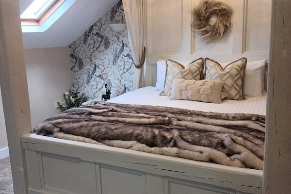 Basic Room, 1 Queen Bed | Desk, laptop workspace, free WiFi, bed sheets