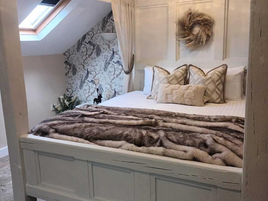 Basic Room, 1 Queen Bed | Desk, laptop workspace, free WiFi, bed sheets