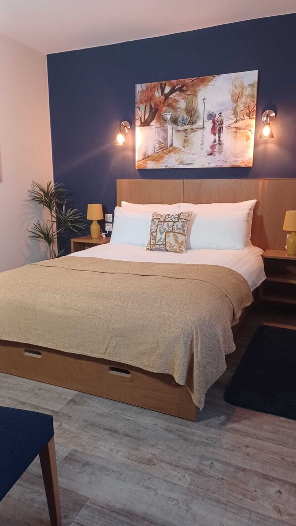 Double Room | Desk, laptop workspace, free WiFi, bed sheets